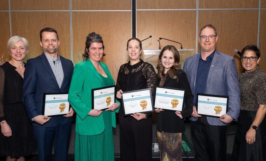 De gauche à droite : Caroline Lepage, Société du Centre des congrès de Québec; Martin Lavallière, UQAC; Valérie Langlois, INRS; Mélissa Côté, Université Laval; Claudia Savard, Université Laval; Alexis Achim, Université Laval; Janice Bailey, Fonds de recherche du Québec | Crédits photo : Frédéric Lavoie